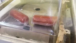 Как колбаса упаковывается в вакуумной упаковке