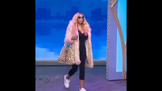 Stan Twitter - woman walks out into crowd 🚶‍♀️ (Wendy Williams)