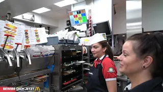 Sarah Paulukat hat Ihre Berufung bei McDonald's gefunden und liebt die Arbeit im Team!