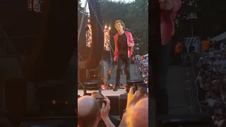 Mick Jagger lifting his shirt in Berlin during Honky Tonk Women. (long version)