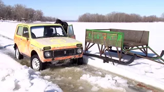 Саратовец застрял посреди Волги на машине