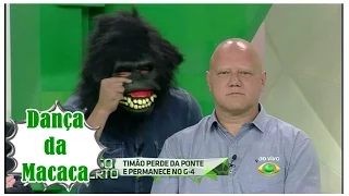 Denílson faz a dança da macaca para Ronaldo Giovanelli