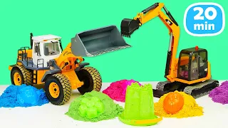 Машинки лепят куличики! Строим цветной замок - Видео для детей про игры с песком. Песочница