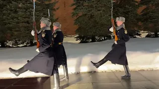 Смена караула у Могилы неизвестного солдата в Москве.Changing of the guard  in Moscow.