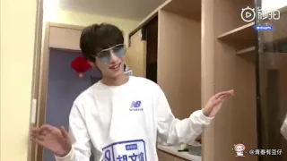 [ENG SUB] Qing Chun You Ni - Hu Wenxuan's sunglasses story