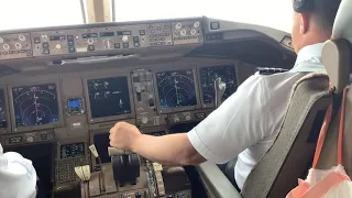 777 Cockpit arrival with ATC OBBI-VHHH