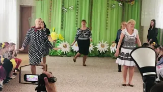 Танец бабушек с внучками!