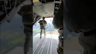 ⁣Chinook jump over JBLM 🪂#AATW