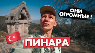 Античный город Пинара в Фетхие, Турция. Амфитеатр, ливийские гробницы и гора Уйлюк Тепе, Акдаг.