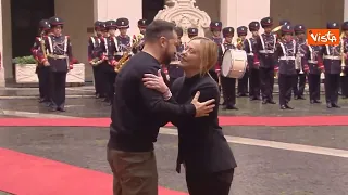 Zelensky a Palazzo Chigi, l'abbraccio con Giorgia Meloni e gli onori militari