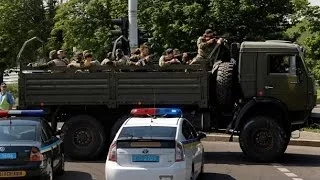 Около 15 машин с боевиками и оружием едут через центра Донецка к аэропорту