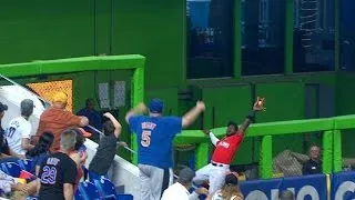 NYM@MIA: Ozuna hangs off the wall to make great grab