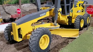 Grading A Road With A Custom Homemade RC Motor Grader In 1:16 Scale RC!
