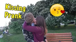 Kissing Prank: ПОЦЕЛУЙ С НЕЗНАКОМКОЙ / КОЛЯ ГРЕК