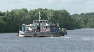 Сухогрузный теплоход-площадка Ока-15 идет вверх по Москва-реке