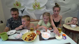 МУКБАНГ ДОМАШНИЕ СЫРНИКИ С ЙОГУРТОМ И СМЕТАНОЙ #cheesecakes #сырники #StepFamily #mukbang