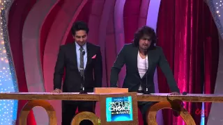 Ayushmann Khurrana and Sonu Nigam sing together for fans at the People's Choice Awards 2012 [HD]