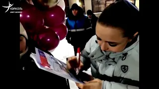 ВАЛИЕВА и ЩЕРБАКОВА вышли к фанатам на мороз / Автографы и благодарность на чемпионате России