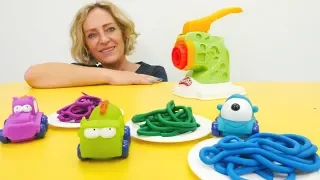 Spielzeug Video für Kinder - Nicole macht für die Autos Spaghetti