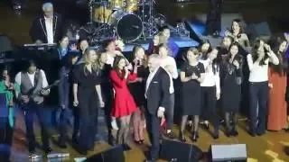 В Астане толпа фанаток выскочила на сцену во время концерта Меладзе