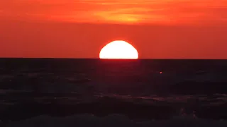 Солнце ! Твой восход волшебный совершает чудеса. /  The sun ! Your magical sunrise does wonders.