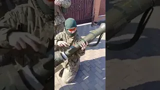 🇺🇦 Ukrainian soldier unboxing a Swedish AT4 anti-tank launcher