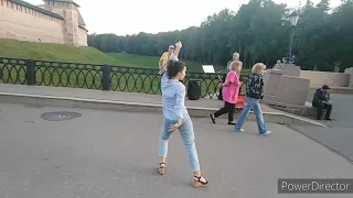 Саксофон и Танцующая 💃💃💃Девушка 🤣без 💐Комплексов!Вечер в парке!