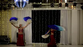 Hawara Danza Oriental en espectacle Somnis, bailando con abanicos de seda