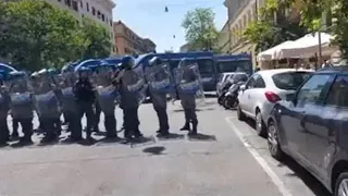 Roma, il cordone degli agenti in tenuta antisommossa agli Stati generali della natalità