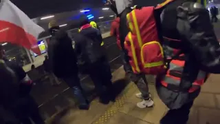 SZOKUJĄCE NAGRANIE Z MARSZU NIEPODLEGŁOŚCI!  Brutalność policji wobec dziennikarzy!