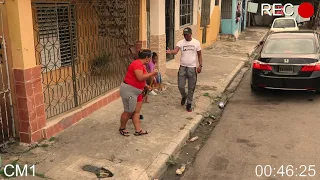 CAMARA CAPTA MOMENTO DONDE UN HOMBRE SE ROBA UN NIÑO DEL FRENTE DE SU CASA ,IMPACTANTE SITUACION