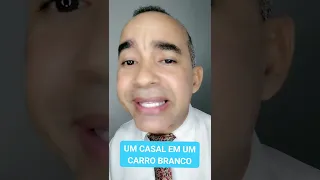 UM CASAL EM UM CARRO BRANCO