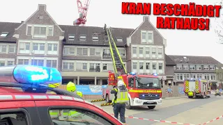 [RATHAUSDACH DURCH KRAN BESCHÄDIGT!] - Unfall auf einer Baustelle ~ Feuerwehr Monheim am Rhein -