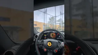 ari le mimi est dans une Ferrari