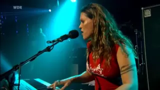 Beth Hart - "Leave The Light On" (live 2006)