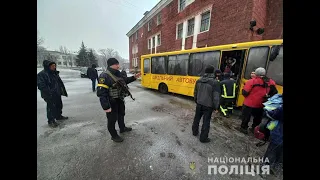 Евакуація з Волновахи: поліцейські допомогли врятувати близько 100 людей