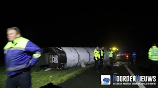 Vrachtwagenchauffeur valt vermoedelijk in slaap en crasht met melkwagen op A7 nn