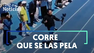 Un CÁMARA CHINO bate todos los récords en una CARRERA DE 100 metros | RTVE Noticias