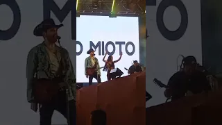 Gustavo Mioto e Ana Castela na Estação Verão na Praia Grande