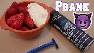 🍓 PRANK: Erdbeeren mit Rasierschaum an Freund geht schief?! Entscheidet selbst 😂