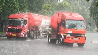 Hunting Truk Pertamina Hujan Deras Perak Surabaya | UD Truck Hino Mitsubishi Isuzu Mercedes-Benz