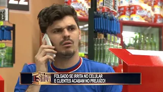 Sujeito se irrita com a namorada ao falar ao celular e deixa clientela do mercado no prejuízo