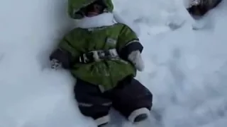 Обезьянка Иван на зимней прогулке на даче