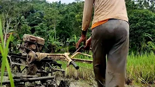 Pak tani bajak sawah pake traktor mini, traktor capung, traktor impala, tractors thailand