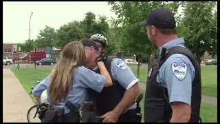 Policière ne fait pas la bise à n'importe qui !