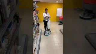 Cleaning a supermarket with I-mop xl battery operated scrubber dryer