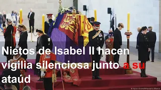 Nietos de Isabel II hacen vigilia silenciosa junto a su ataúd