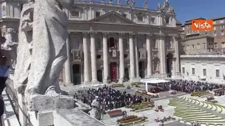 Pasqua a San Pietro, il Papa: "Solo Gesù risorto oggi può annunciarci la pace"