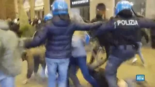 Proteste a Firenze, scontri con le forze dell'ordine: manganellate  ai manifestanti