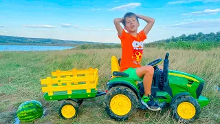 Darius plays Road rules and saves the drivers from the mud | Tractors for kids